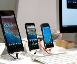 trzy smartfony stoją na biurky